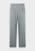 Helle graue Hose aus strukturiertem Stoff mit geradem Bein, einfachen Falten und umgeschlagenen Säumen. Minimalistisches und maßgeschneidertes Erscheinungsbild.