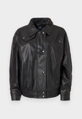 Schwarze Lederjacke mit einem Hemdkragen, Druckknöpfen, elastischem Bund und glatter Oberfläche. Besitzt eine lässige Passform, die sich gut für das Layering eignet.