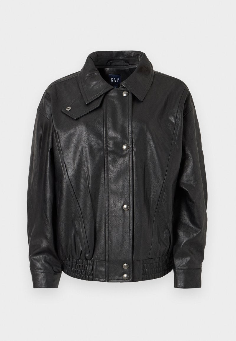 Schwarze Lederjacke mit einem Hemdkragen, Druckknöpfen, elastischem Bund und glatter Oberfläche. Besitzt eine lässige Passform, die sich gut für das Layering eignet.