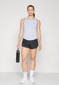 Helles blaues Sport-Top mit perforiertem Design, kombiniert mit schwarzen Shorts. Trägt weiße Sneaker und hält eine schwarze Wasserflasche.