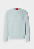 Hellblau gestrickter Pullover mit einem strukturierten Zickzackmuster, gerippten Bündchen und einem roten Etikett mit dem Markennamen "HUGO" im Kragen.