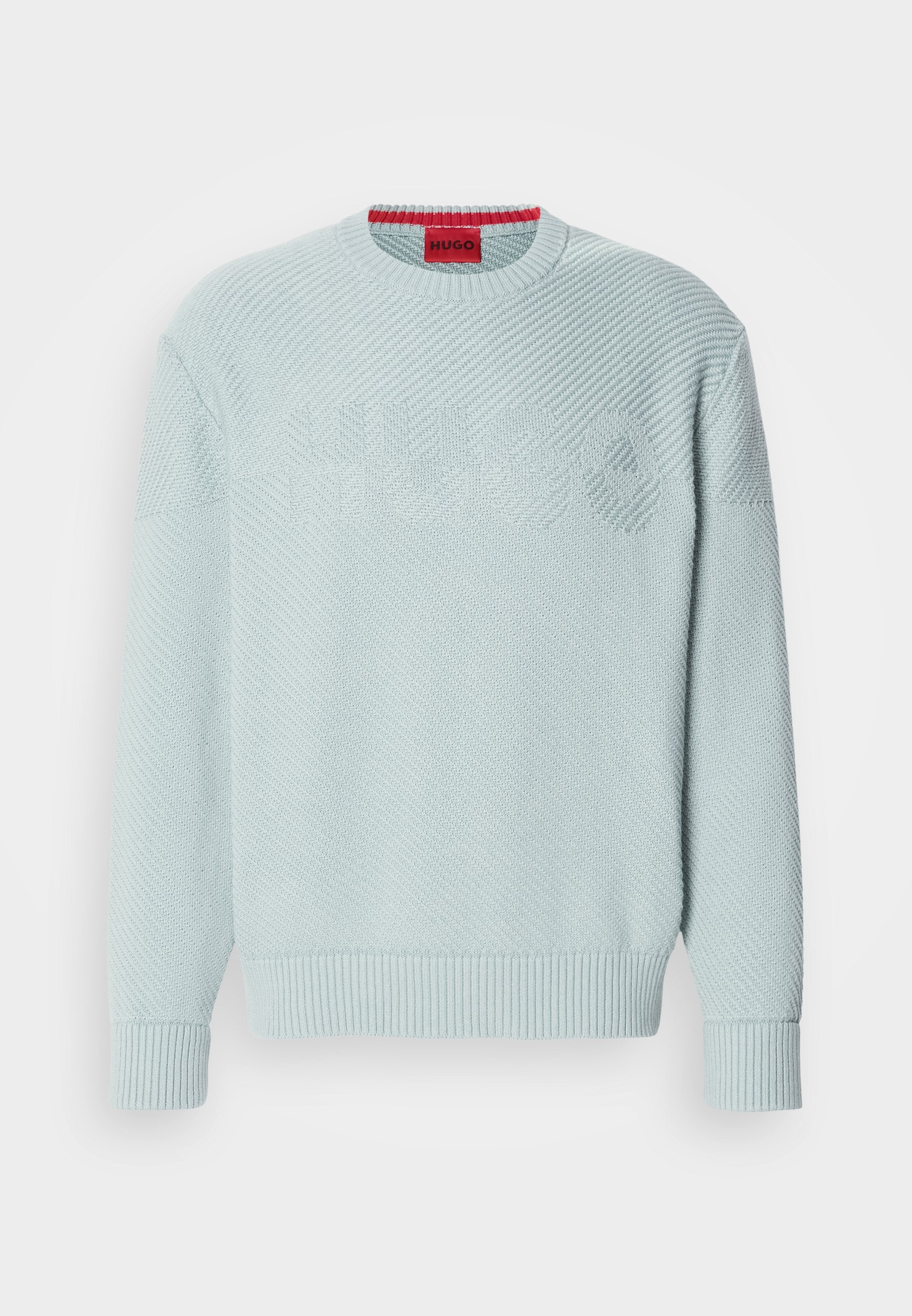 Hellblau gestrickter Pullover mit einem strukturierten Zickzackmuster, gerippten Bündchen und einem roten Etikett mit dem Markennamen "HUGO" im Kragen.