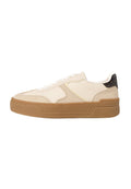 Beige und hellbraune Sneaker mit weißen Schnürsenkeln, dicker Gummisohle, Wildleder- und Lederpaneelen sowie einer schwarzen strukturierten Fersenschlaufe.