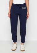 Marineblaue GAP-Sweatpants mit elastischem Bund und Bündchen, getragen mit weißen Sneakern und weißem Oberteil, Vorderansicht von der Taille bis zu den Füßen.