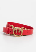 Roter Leder-Gürtel mit einer runden goldenen Schnalle, die mit zwei Vogelmotiven verziert ist. Verstellbare Passform mit mehreren Löchern zum Befestigen.