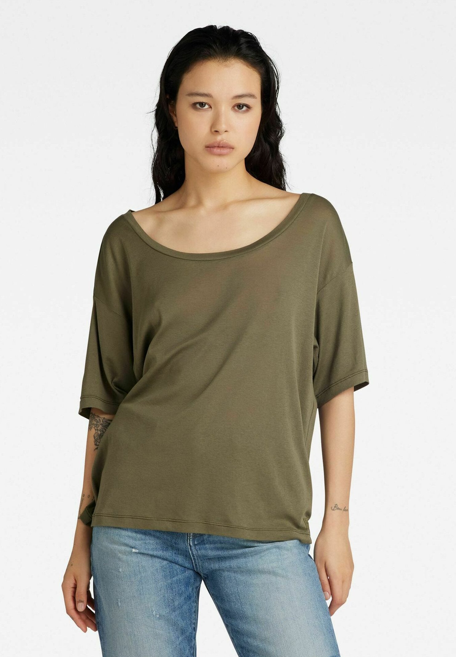 BACK SEAM LOOSE Media 2