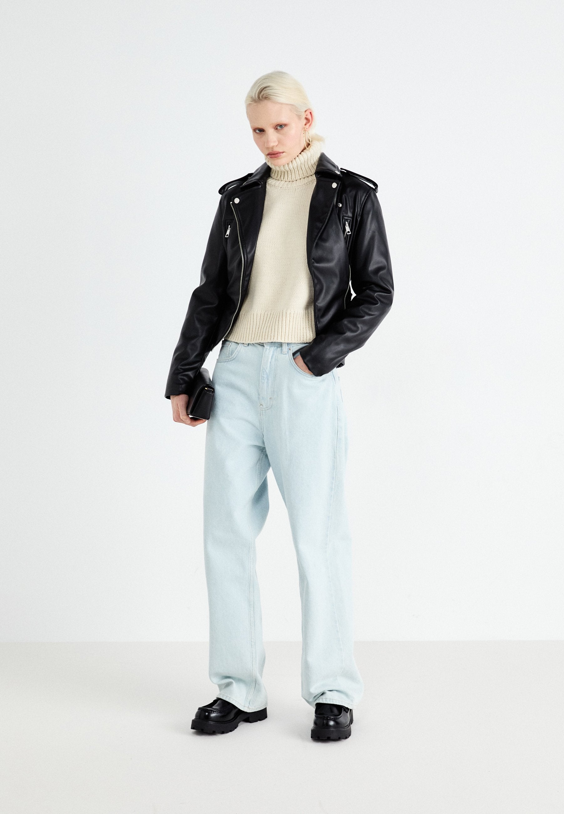 Vero Moda VMMIRANDA ROLLNECK SHORT