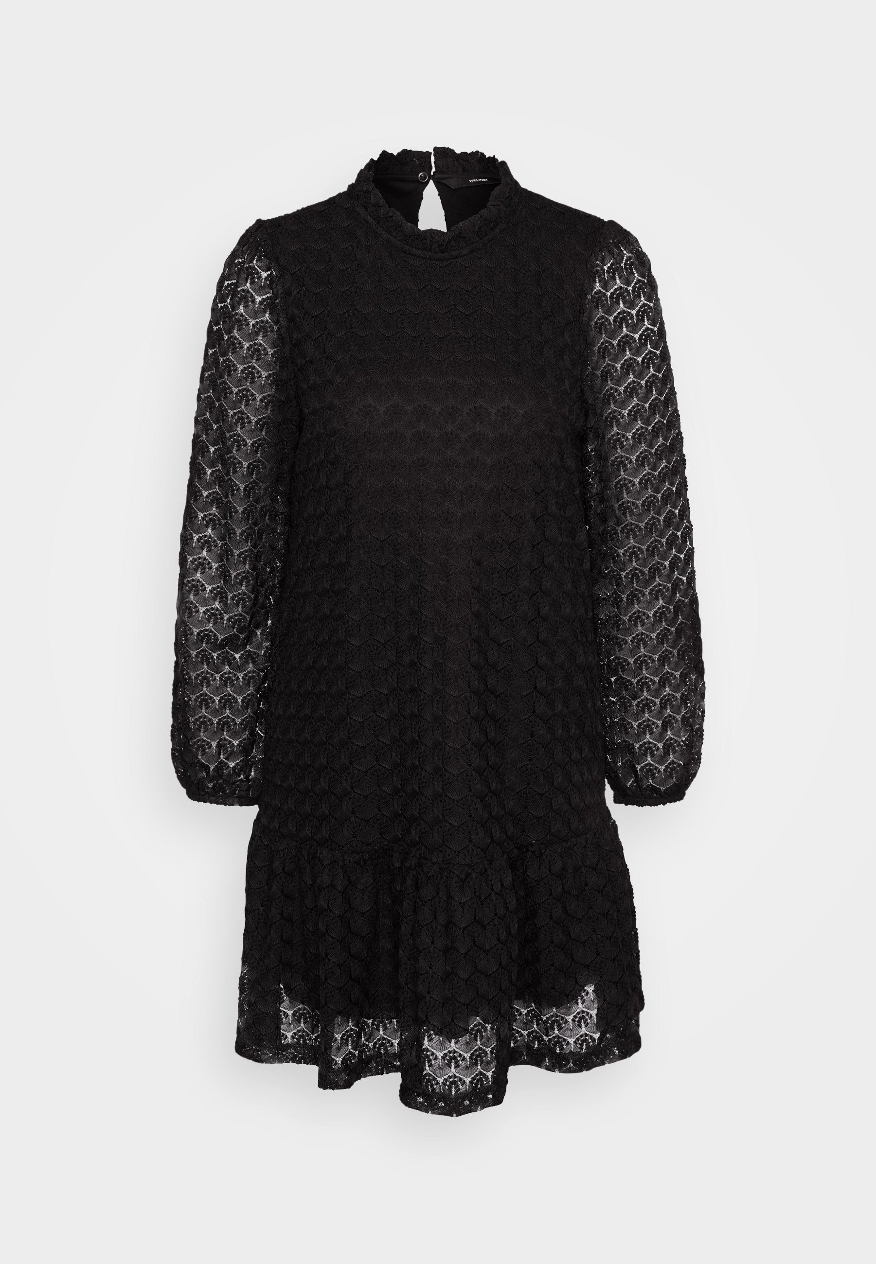Schwarzes, langärmliges Kleid mit einem strukturierten Wabenmuster, einem gerafften Kragen und einem stufigen Saum. Schlichte Ärmel setzen einen Kontrast.