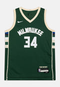 Grünes Basketball-Trikot mit weißer Aufschrift "MILWAUKEE" und der Nummer "34". Verfügt über beigen Besatz, seitliche Streifen in Blau, Grün und schwarzen Akzenten. Nike-Logo ist enthalten.