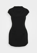 Schwarzes enges Kleid mit kurzen Ärmeln, rundem Ausschnitt und zwei vorderen Taschen. Hergestellt aus glattem Stoff, mit einem verdeckten Reißverschluss hinten.