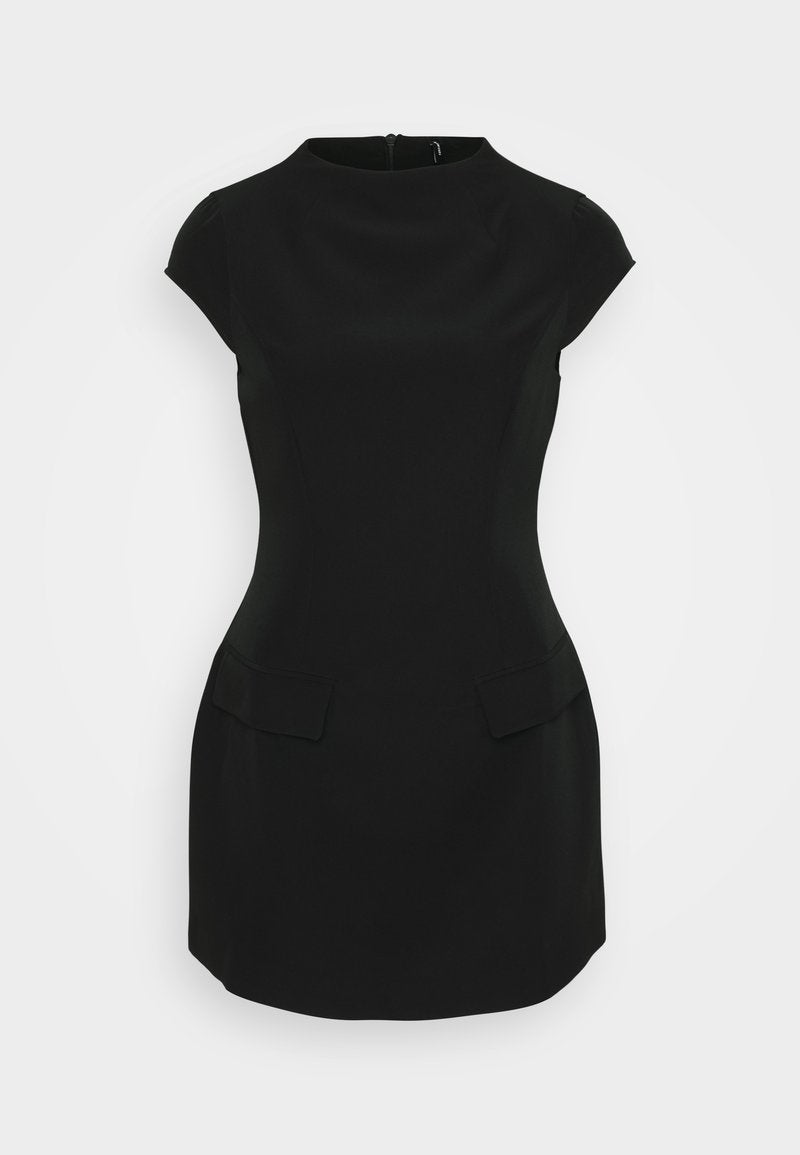 Schwarzes enges Kleid mit kurzen Ärmeln, rundem Ausschnitt und zwei vorderen Taschen. Hergestellt aus glattem Stoff, mit einem verdeckten Reißverschluss hinten.