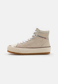 Cremefarbene High-Top-Sneakers aus strukturiertem Stoff mit weißen Schnürsenkeln, gummierter Zehenkappe und einer Sohle aus Naturgummi mit Zickzack-Profil. Markenakzent an der Seite.