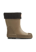 Brauner Gummistiefel mit gestricktem schwarzem Bund, gerippter Struktur an den Seiten, abgerundetem Zehenbereich und einer flachen Sohle.