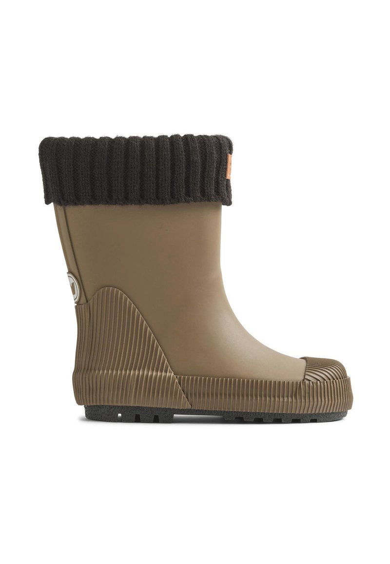 Brauner Gummistiefel mit gestricktem schwarzem Bund, gerippter Struktur an den Seiten, abgerundetem Zehenbereich und einer flachen Sohle.
