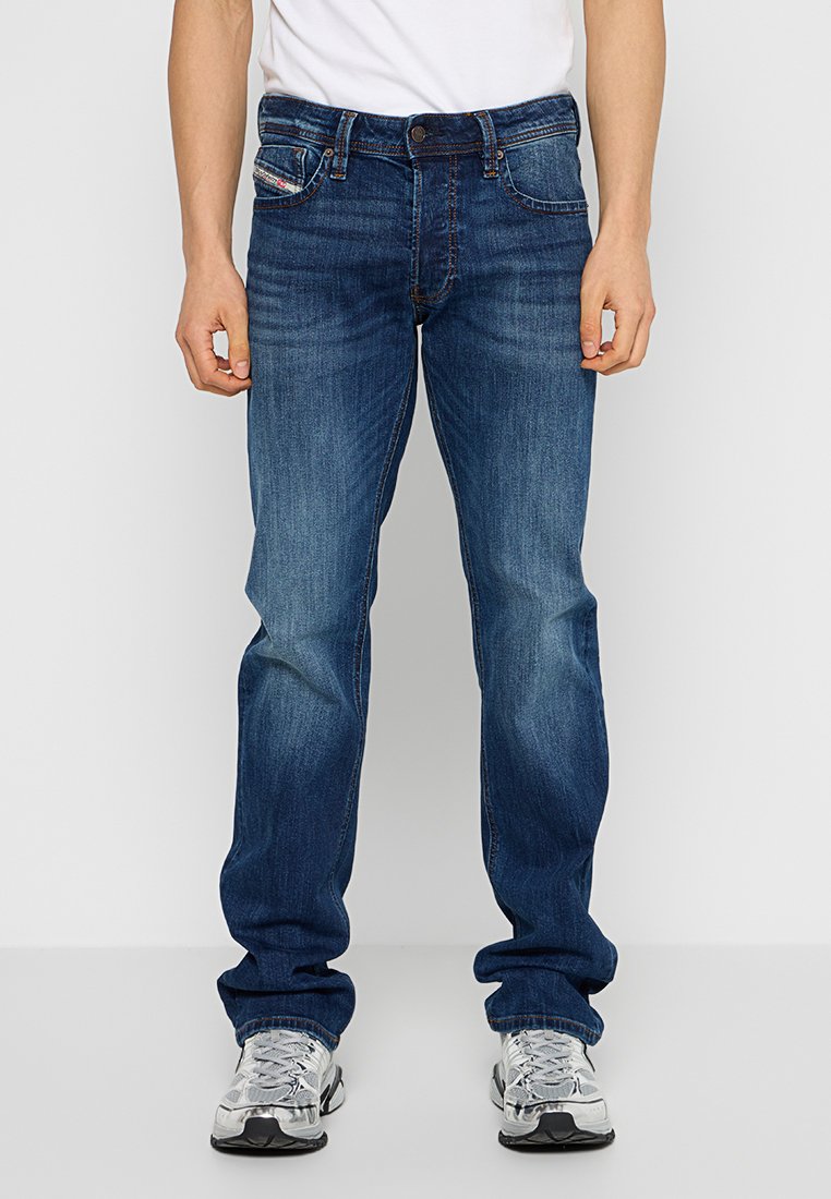 Blaue Jeans aus Denim mit lässiger Passform, klassischem Fünf-Taschen-Design, ausgebleichtem Finish und kontrastierenden Nähten.