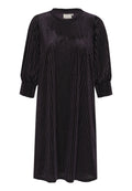 Lila Samtkleid mit vertikalen Falten, rundem Ausschnitt und gepufften Ärmeln. Der Stoff hat eine glatte Textur und einen subtilen Glanz.