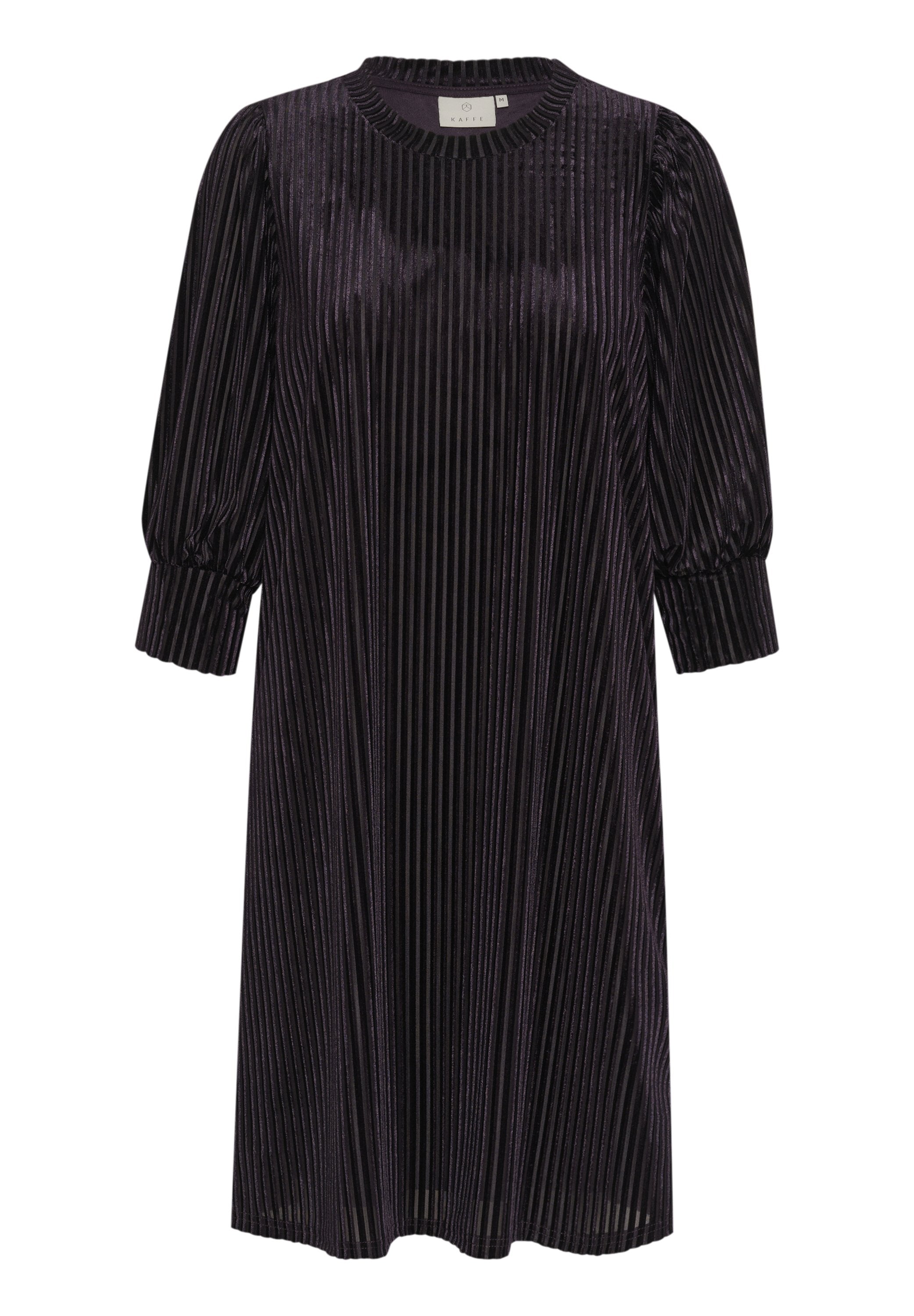 Lila Samtkleid mit vertikalen Falten, rundem Ausschnitt und gepufften Ärmeln. Der Stoff hat eine glatte Textur und einen subtilen Glanz.