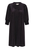 Lila Samtkleid mit vertikalen Falten, rundem Ausschnitt und gepufften Ärmeln. Der Stoff hat eine glatte Textur und einen subtilen Glanz.