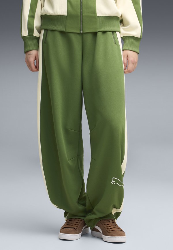 Puma T7 RELAXED BARREL LOVE OF THE CAT TRACK PANTS - Tracksuit bottoms - earthy green