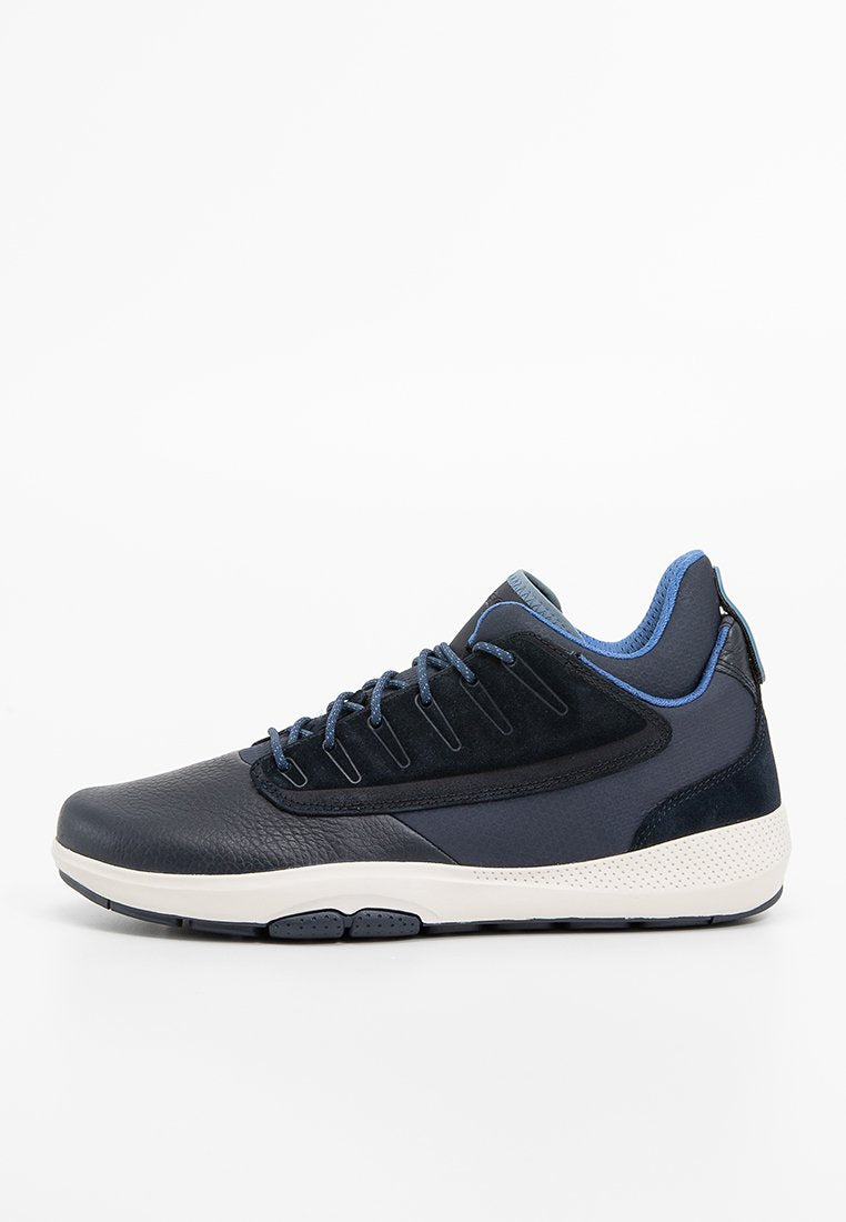 Niedrig geschnittene marineblaue Sneaker mit gepolstertem Kragen, dunkelblauen Schnürsenkeln, strukturiertem Sohlen und weißer Zwischensohle auf weißem Hintergrund.