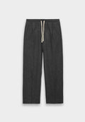 Dunkelgraue Hose aus strukturiertem Stoff; mit einem elastischen Bund und einer cremefarbenen Kordel sowie zwei seitlichen Taschen. Gerade Passform.