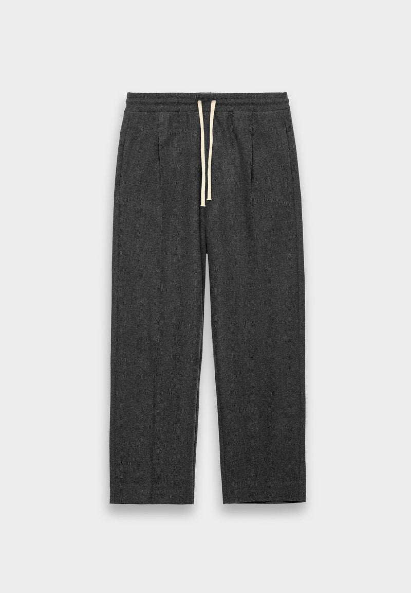 Dunkelgraue Hose aus strukturiertem Stoff; mit einem elastischen Bund und einer cremefarbenen Kordel sowie zwei seitlichen Taschen. Gerade Passform.