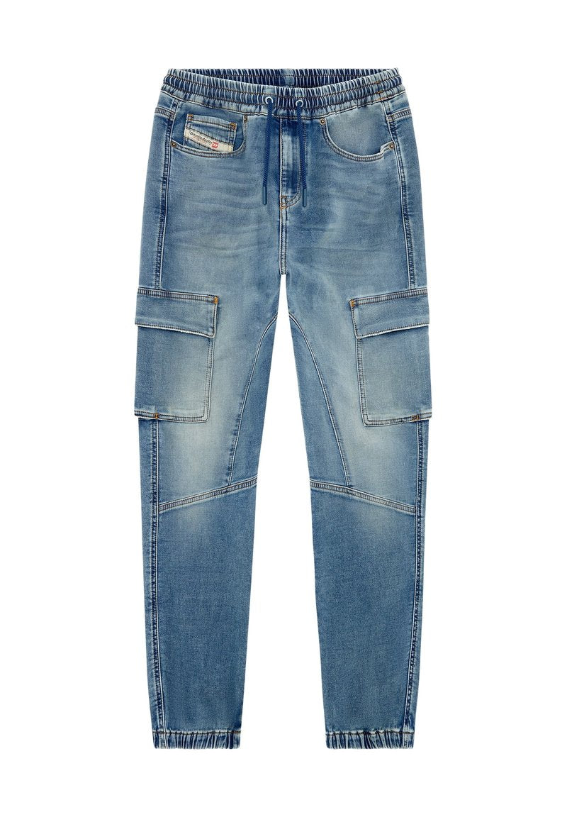 Blaue Jeans-Cargo-Hosen mit elastischem Bund, mehreren seitlichen Taschen, schmal zulaufenden Beinen und einem verwaschenen Finish. Verfügt über genähte Details.