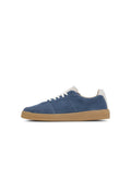 Blauer Wildledersneaker mit beigem Fersenbereich, weißen Schnürsenkeln und einer Gummisohle in Kaugummifarben. Verfügt über strukturierte Obermaterialpaneele und kontrastierende Nähte.