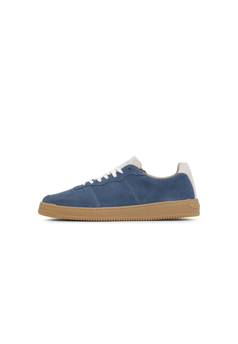 Blauer Wildledersneaker mit beigem Fersenbereich, weißen Schnürsenkeln und einer Gummisohle in Kaugummifarben. Verfügt über strukturierte Obermaterialpaneele und kontrastierende Nähte.