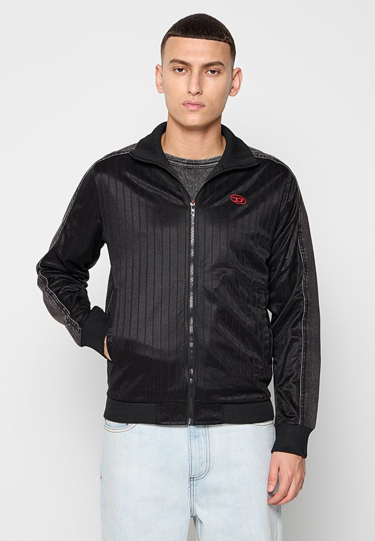 Schwarze Zip-Jacke mit vertikaler gerippter Textur, rotem Logo auf der Brust und kontrastierenden grauen Akzenten an den Schultern. Verfügt über seitliche Taschen.