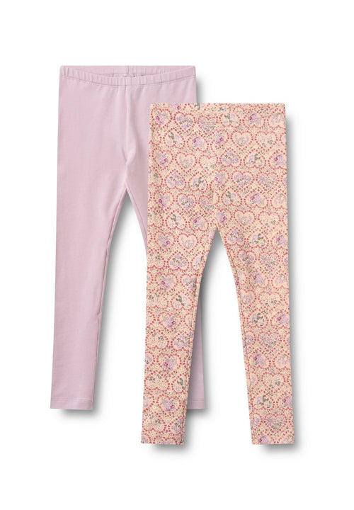 Zwei Paar Kinderleggings, ein einfarbig hellrosa und ein beiges mit wiederholtem Herz- und Blumenmuster.