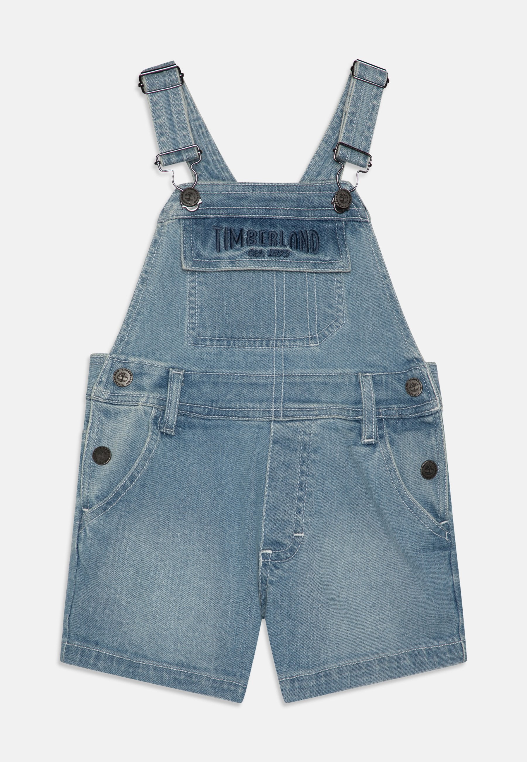 Hellblaue Jeanslatzhosen mit verstellbaren Trägern, einer Fronttasche mit "Timberland"-Logo und zwei Seitentaschen.