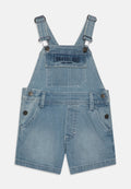 Hellblaue Jeanslatzhosen mit verstellbaren Trägern, einer Fronttasche mit "Timberland"-Logo und zwei Seitentaschen.