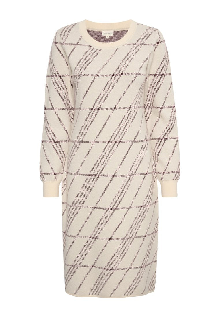 Knie-langes Cream-Kleid mit diagonalen bordeauxfarbenen Streifen, ausgestattet mit langen Ärmeln und einem Rundhalsausschnitt. Hergestellt aus weichem Strickstoff.