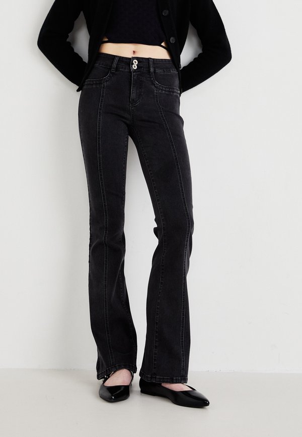 ONLY ONLWAUW MID WAIST PLEAT - Flared Jeans - washed black