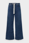 Blaue Jeans mit weitem Bein, elastischem Bund und weißem Kordelzug, mit Vorder- und Gesäßtaschen sowie orangefarbener Naht.