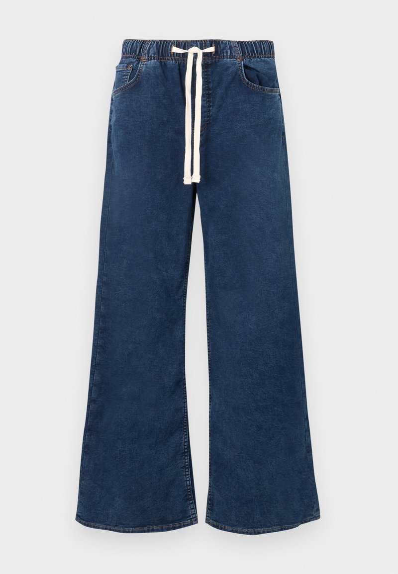 Blaue Jeans mit weitem Bein, elastischem Bund und weißem Kordelzug, mit Vorder- und Gesäßtaschen sowie orangefarbener Naht.