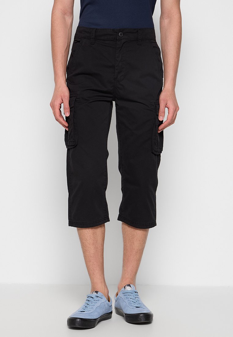 Schwarze Cargo-Shorts aus strapazierfähigem Stoff, mit seitlichen Taschen, einem Saum, der bis zur Mitte des Waden reicht, und einem lässigen Schnitt für optimalen Komfort.