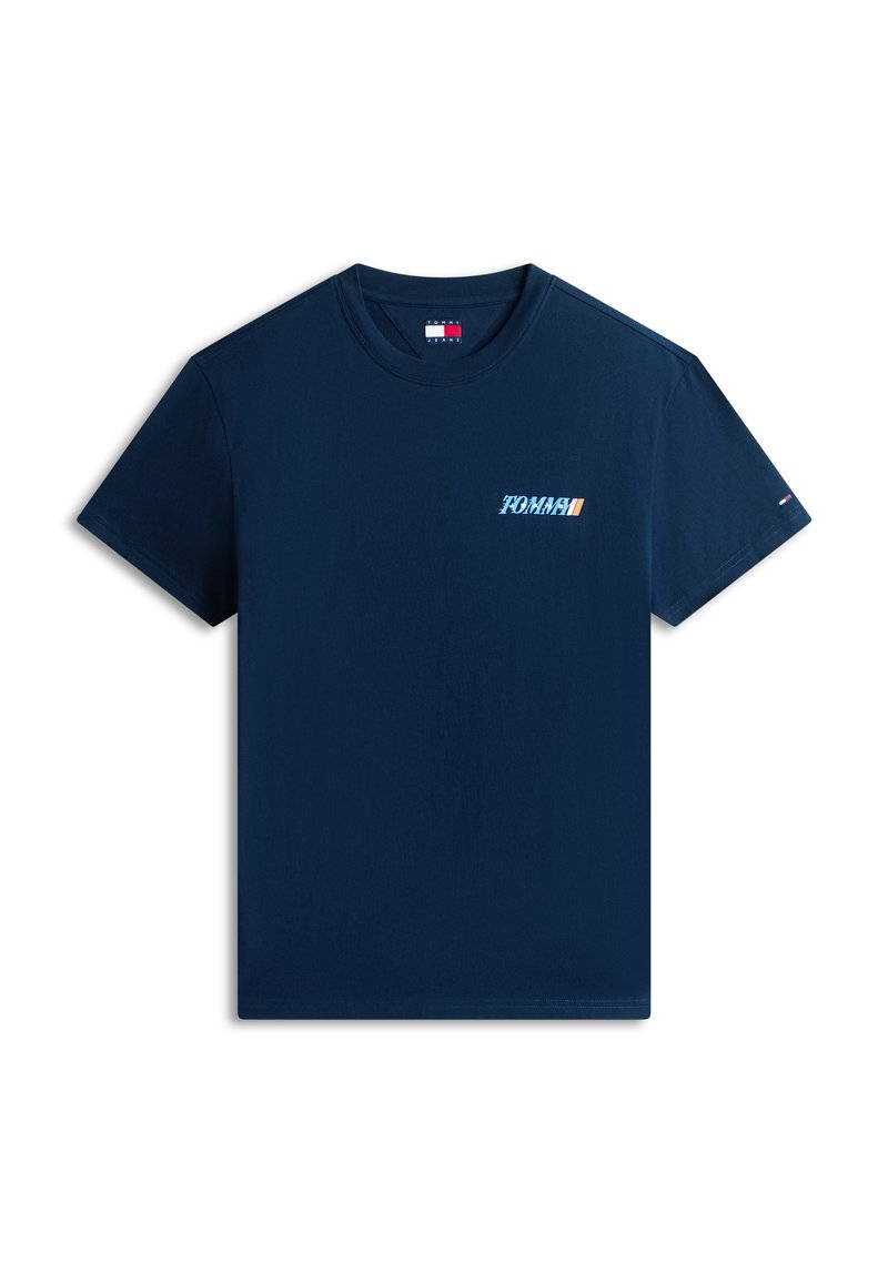 Marineblaue kurzärmlige T-Shirt mit kleinem grafischem Text auf der linken Brust und einem winzigen Flaggenlogo am linken Ärmel.
