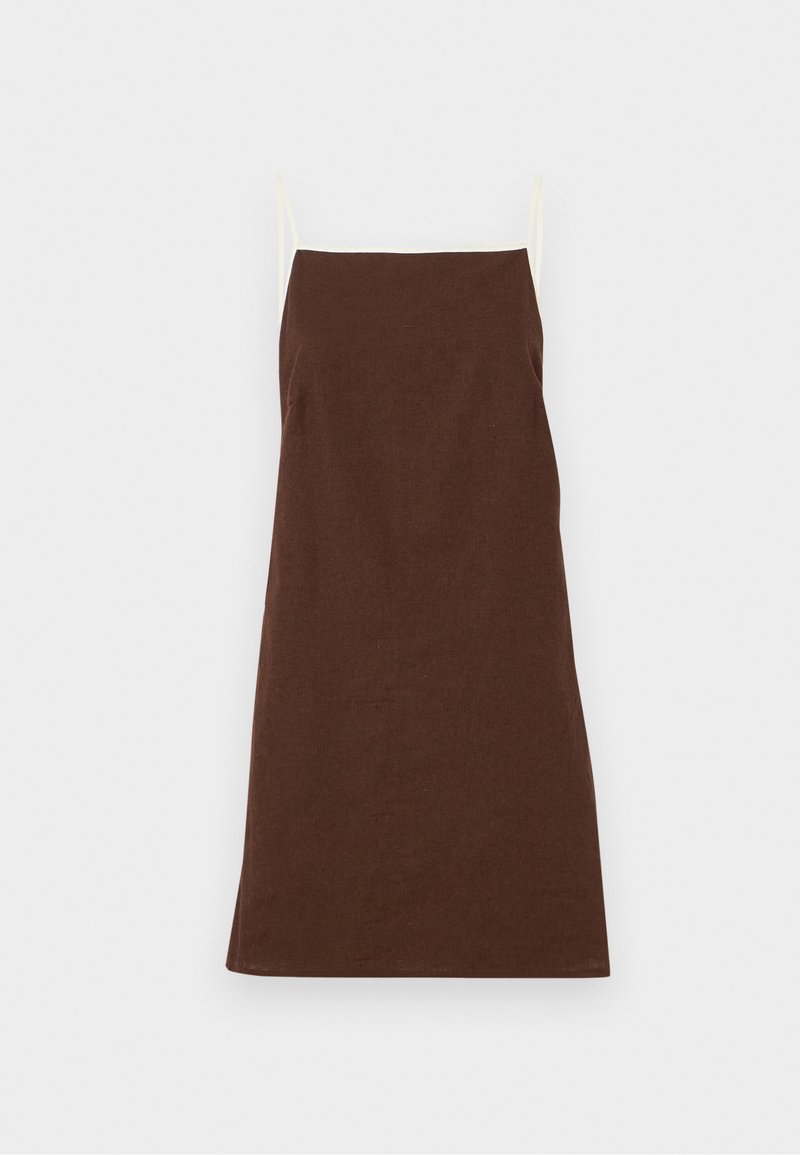 Braunes Leinenkleid mit dünnen cremefarbenen Trägern, geradem Schnitt und minimalen Details. Sanfte Textur, mittellang, geeignet für lässige Anlässe.