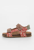 Rote Sandalen mit floralen Mustern und braunen sowie grünen verstellbaren Riemen, Korkfußbett und einer strukturierten Gummisohle für besseren Halt und Komfort.