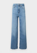 Hochgeschnittene, weit geschnittene Jeans aus hellblauem Denim mit einem dezenten Verblassen. Verfügt über ein traditionelles Fünf-Taschen-Design und kontrastierende Nähte.