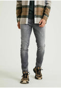 Graue Denim-Jeans im Slim-Fit, mit leichten Used-Effekten. Kombiniert mit einem karierten Hemd und gemusterten Sportschuhen.