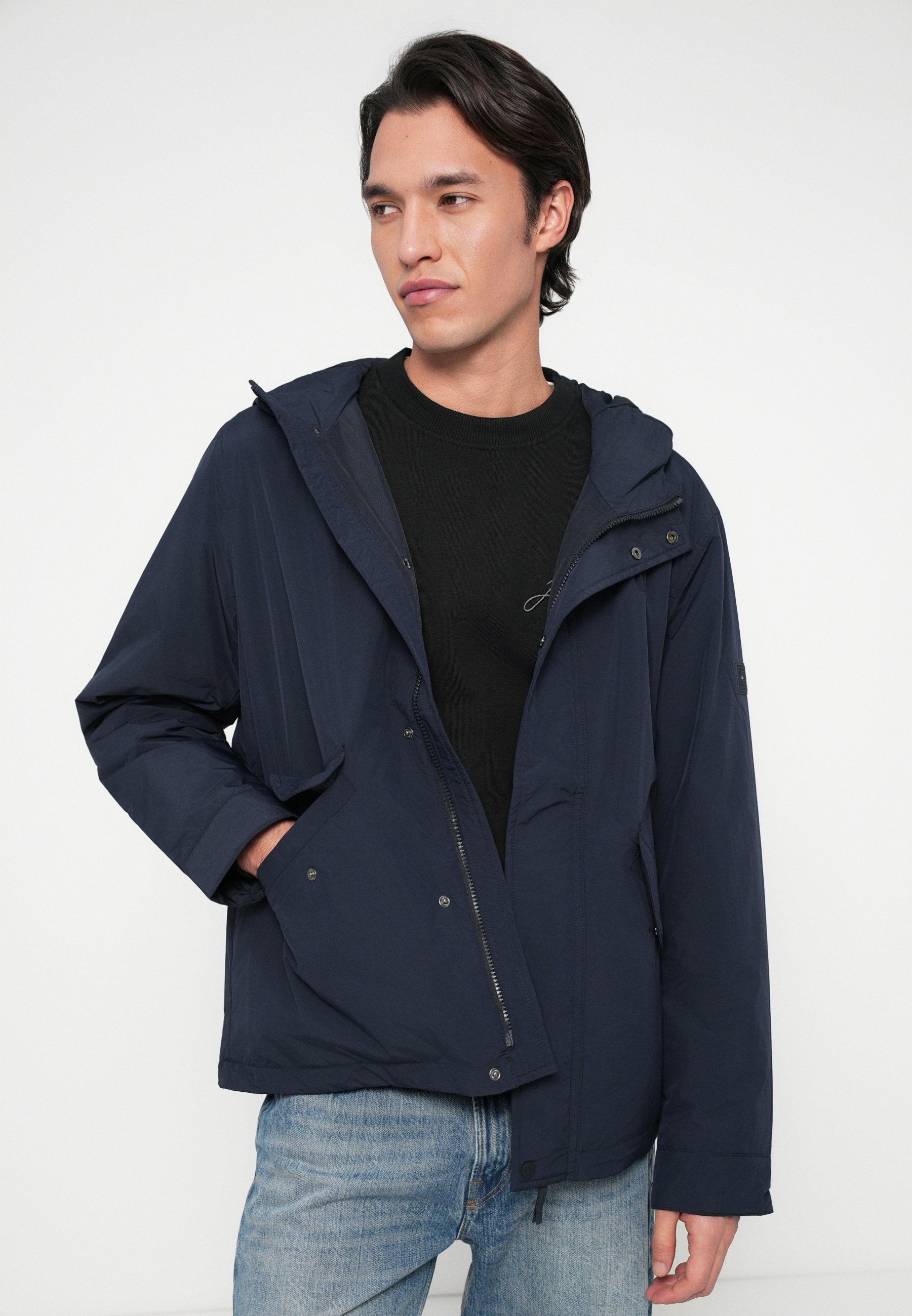 LIGHTWEIGHT PACKABLE HOODED JACKET Media 5