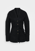 Schwarze Wickeljacke aus weichem Stoff; mit tiefem V-Ausschnitt, großen Ärmeln, sechs Knöpfen vorne und passendem Bindegürtel.