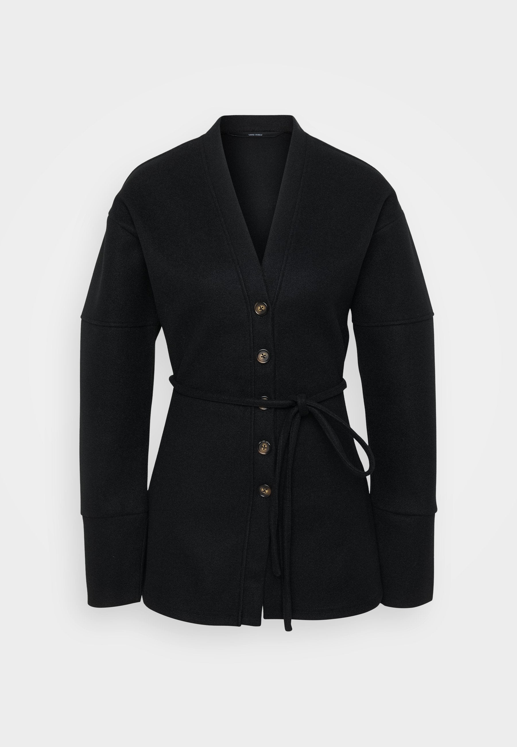 Schwarze Wickeljacke aus weichem Stoff; mit tiefem V-Ausschnitt, großen Ärmeln, sechs Knöpfen vorne und passendem Bindegürtel.