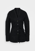 Schwarze Wickeljacke aus weichem Stoff; mit tiefem V-Ausschnitt, großen Ärmeln, sechs Knöpfen vorne und passendem Bindegürtel.