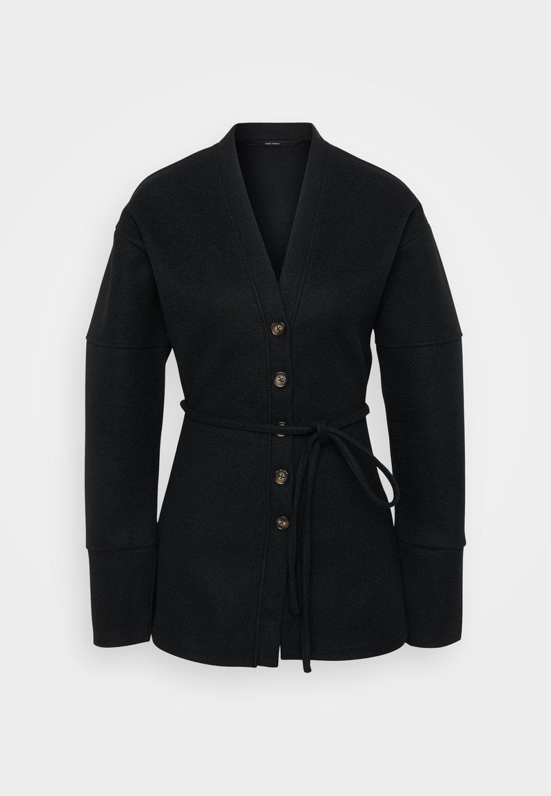 Schwarze Wickeljacke aus weichem Stoff; mit tiefem V-Ausschnitt, großen Ärmeln, sechs Knöpfen vorne und passendem Bindegürtel.