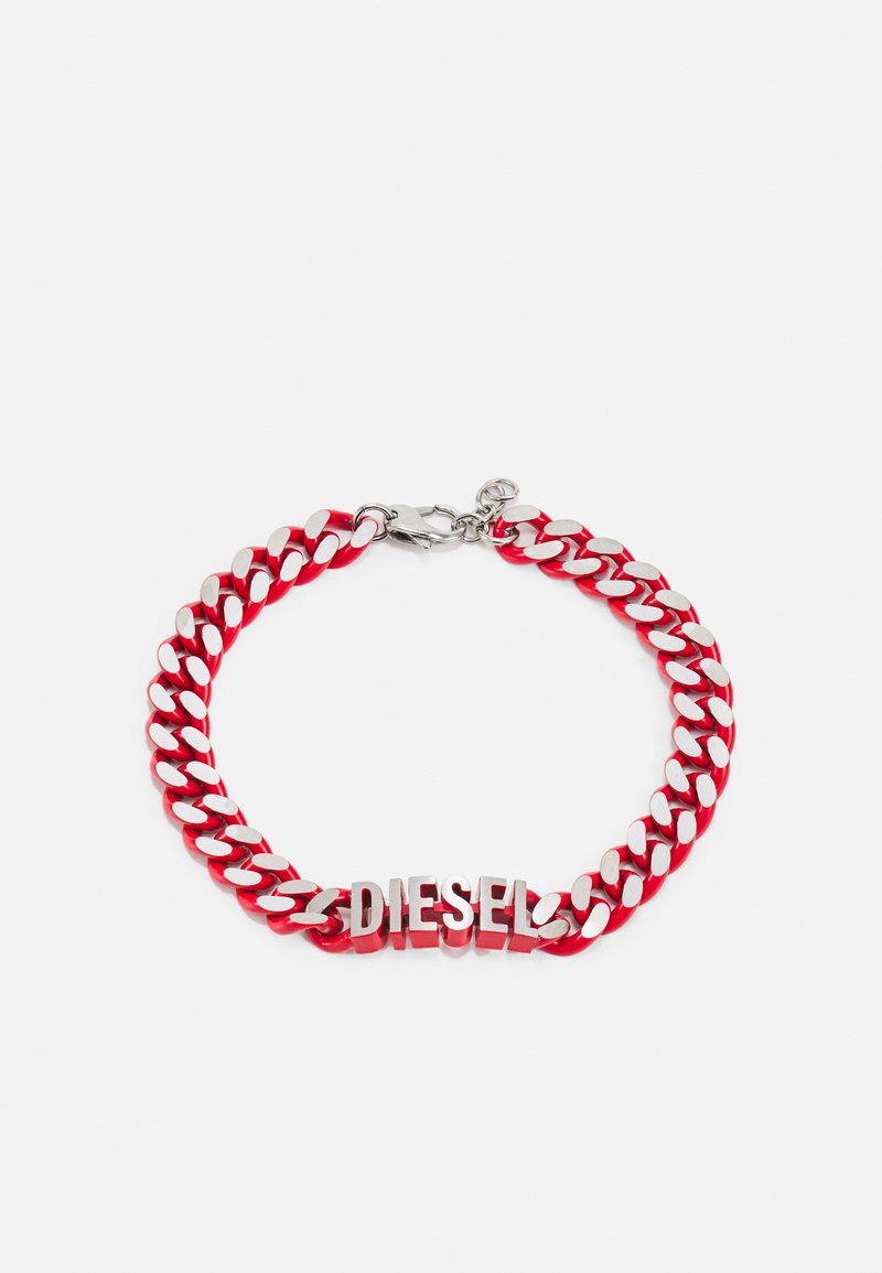 Rotes Kettenarmband mit metallischen Gliedern und einem auffälligen "DIESEL"-Logo, ausgestattet mit einem Karabinerverschluss und glatter Oberfläche.