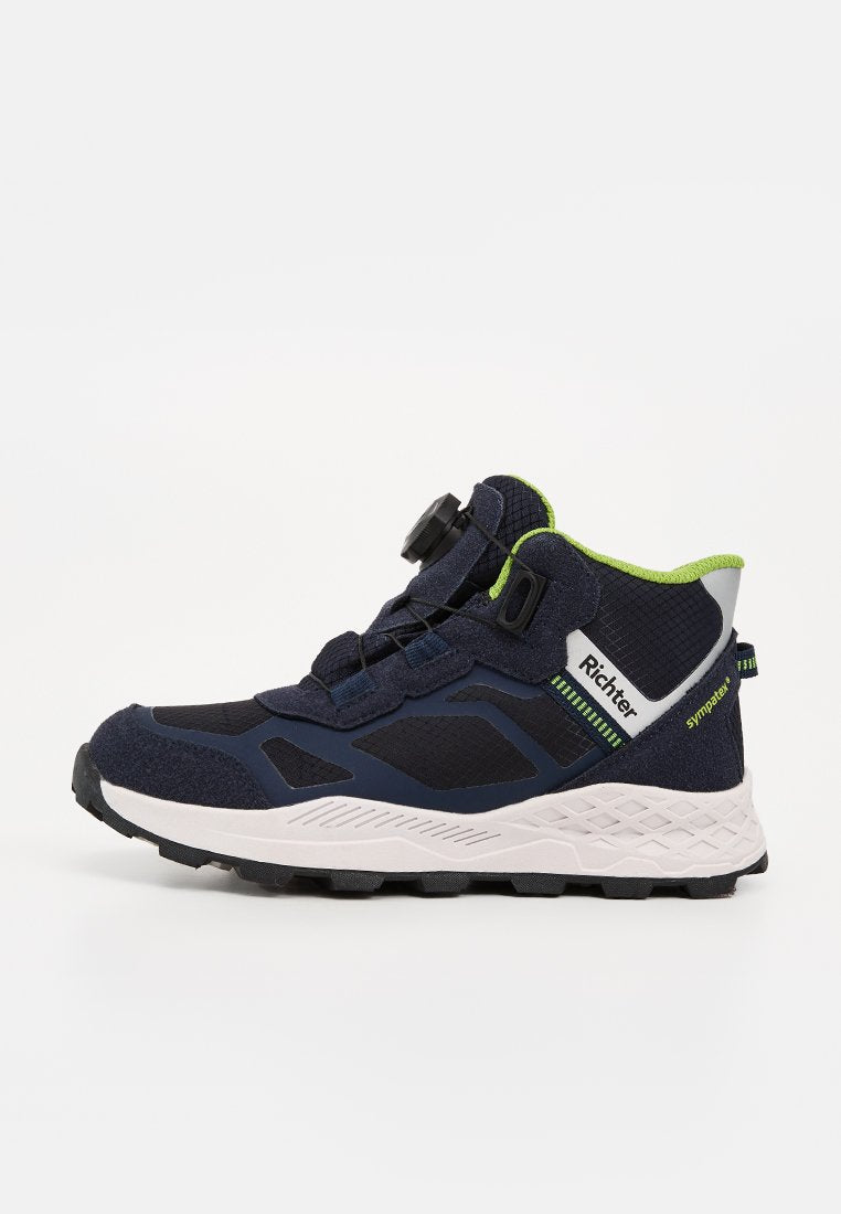 Marineblaue High-Top-Sneaker mit grünem Innenfutter, weißer Sohle, verstellbarem Drehverschluss und „Richter“-Logo an der Seite.